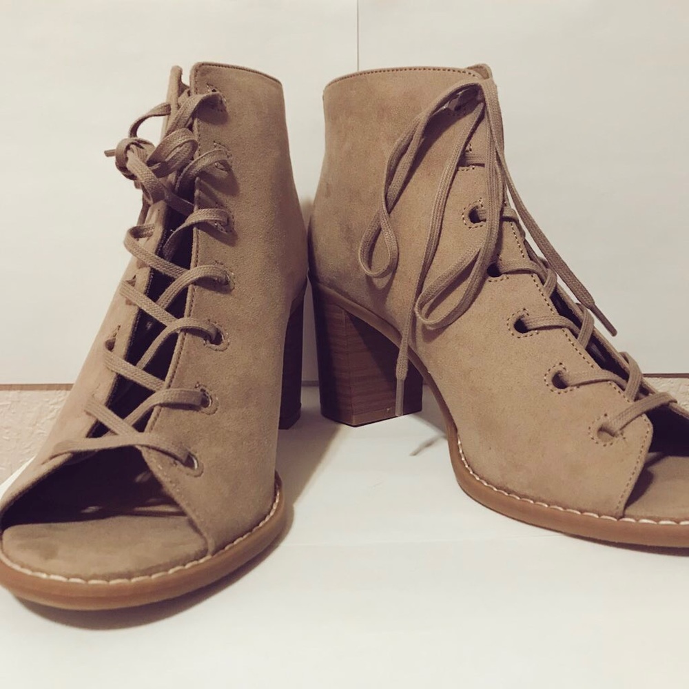 Tan tie up platform heel!
